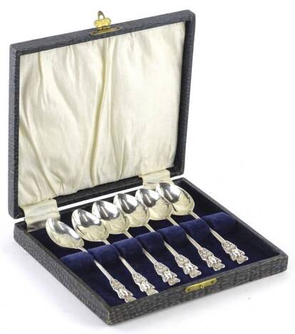 A set of six George V silver teaspoons, each with an Art Nouveau style floral handle, Birmingham 1911, 1¾oz, in a fitted case.