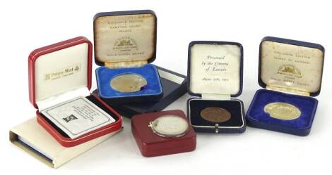 Various commemorative coins, etc., to include pobjoy silver, etc.