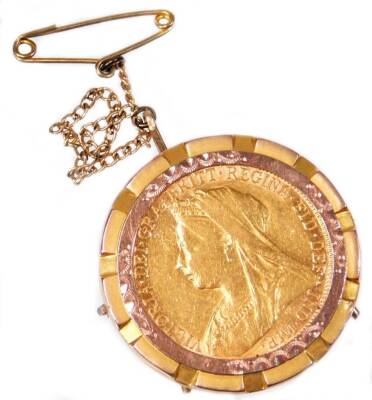 A Victorian full gold sovereign brooch, the sovereign dated 1900, in circular brooch frame, with raised borders, the frame yellow metal, marked 9ct gold, with pin back and safety chain, 3cm W, 10.7g all in.