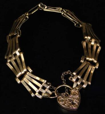 A 9ct gold gate bracelet, of pierced form with heart shaped clasp, 18cm L, 13g.