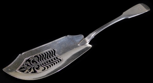 A George III silver fish slice, fiddle pattern with shaped pierced blade, initialled, London 1812, 31cm W, 4½oz.