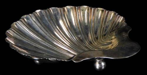 A late Victorian silver shell shaped butter dish, on orb feet, Sheffield 1899, 5cm W, 2½oz.