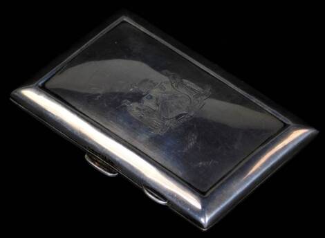 A George V silver card case, of rectangular form, with thumb mould handle and fitted interior, Birmingham 1922, 8cm W, 1½oz all in.