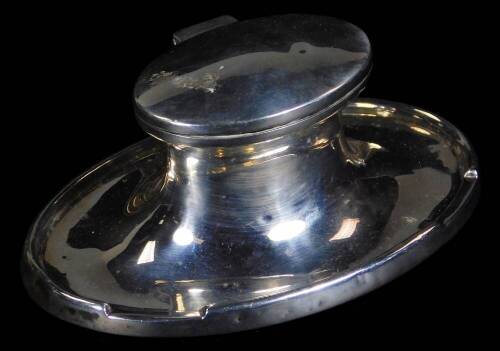 A George V silver inkwell, of oval form with single well with glass liner, Birmingham 1914, 11cm W, 6½oz all in. (weighted)