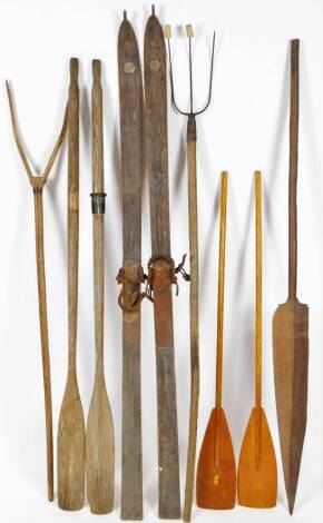 Various bygone tools, a French two pronged hay fork, 158cm H, skis, two oars, three pronged pitch fork, etc. (a quantity)