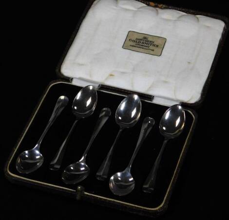 A set of six Edwardian silver teaspoons, old English pattern, London 1910, 10cm W, 4½oz. (cased)