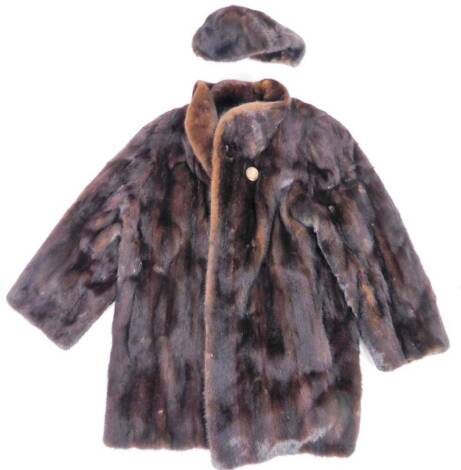 Various fur, comprising a hat and a quarter length ladies coat in dark colours. (2)