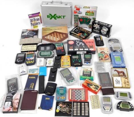 Various hand held games, etc. Draw Poker, Black Jack 21 Games, 16cm H, other hand held items, games, electronic games, etc. a metal travel case, Brain Puzzlers Mensa game, electronic Checkers, 15 in 1 Casino System game, etc. (a quantity)