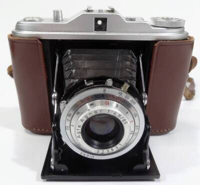 A Minolta camera, with power zoom 35:80mm 1:4 (22)-5.6 49mm AF lens, the camera 9cm H and a Isolette camera in brown leather case. - 3