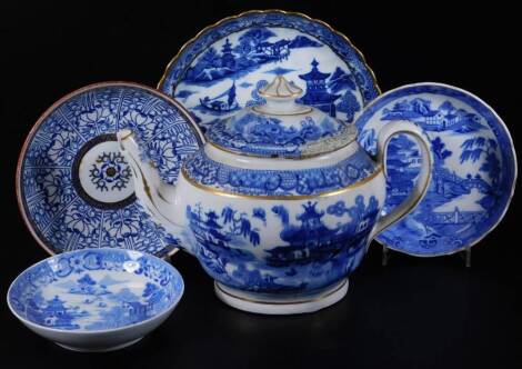 Various blue and white decorated items of English porcelain, including a Coalport teapot and cover (AF), several saucers including a Worcester Royal Lily pattern and a Caughley saucer dish decorated in a full Nankin pattern, 1790-1810. (6)