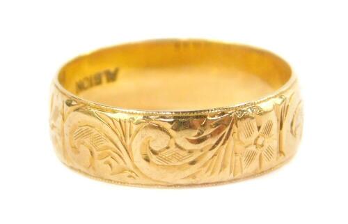 An 18ct gold wedding band, with engraved foliate decoration, size Q, 5.1g.