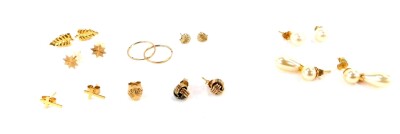 9ct gold and other earrings, including a hoop design, love hearts, leaves, knots, cultured pearl set earrings, etc. (qty)