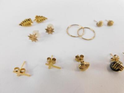 9ct gold and other earrings, including a hoop design, love hearts, leaves, knots, cultured pearl set earrings, etc. (qty) - 2