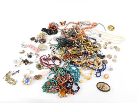 Costume jewellery, including beaded necklaces, brooches, faux pearl necklaces with paste stone set clasp, loose coinage, dress rings, clip on earrings, etc. (qty)