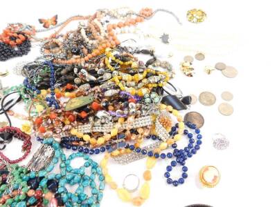 Costume jewellery, including beaded necklaces, brooches, faux pearl necklaces with paste stone set clasp, loose coinage, dress rings, clip on earrings, etc. (qty) - 3