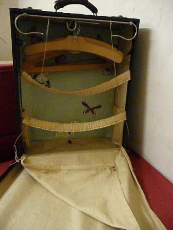 A children's'/lady's vintage steamer travel trunk with hangers<br