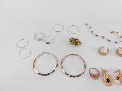 Costume jewellery, comprising eight silver hoop earrings, a faux pearl bracelet, imitation gold hoop earrings, pink stone set dress ring, elaborate paste stone floral earrings and two brooches. (qty) - 4
