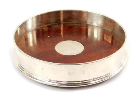 A silver and mahogany wine coaster, London 1977, 16cm Dia, 8.24oz all in.