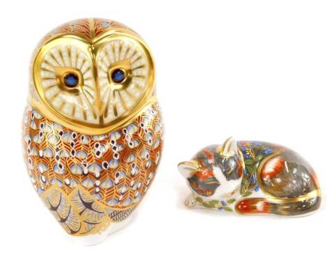 A Royal Crown Derby Imari paperweight, modelled as a Barn Owl, and another modelled as a catnip kitten, Collectors Guild, boxed. (2)