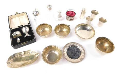 A George V silver egg cup and napkin ring, initial engraved, cased, Birmingham 1933, silver salt spoon, Continental salt basket, pepperette, three tots and sundry silver and white metal wares. (qty)