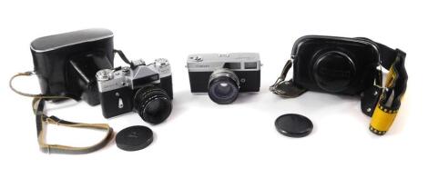 A Canon Canonet camera, together with a Zenit-E camera, Moshea .80, both cased. (2)