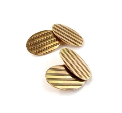 A pair of 9ct gold engine turned oval cufflink's, with engine turned striped design, 1.5cm W, 5.2g.