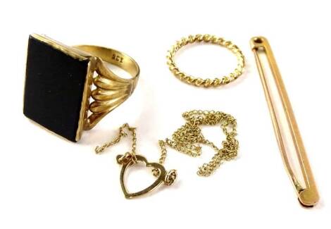 A small selection of gold jewellery, to include a 9ct gold plain design bar brooch, 1.7g, a 9ct gold gent's signet ring, rectangular set with black agate stone, 5.2g all in, a 9ct gold heart shaped chain, (AF), 0.6g, and a modern gold plated dress ring. (