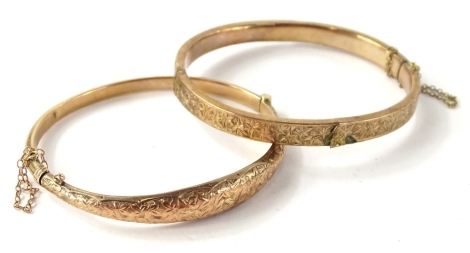 Two 9ct gold hinged bangles, one of half floral design of leaves, (AF), the other with expanding half hoop design, with leaves and safety chain, (AF), 13.2g. (2)