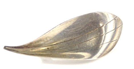 A Danish silver leaf brooch, the single leaf of curved design with three pleated lines, marked to back Sterling 925 Denmark, 6cm L overall, 5.5g.