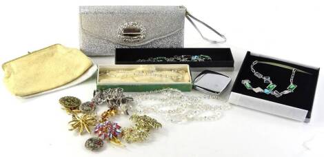 A quantity of modern costume jewellery and effects, to include brooches, compacts, evening purses, bracelets, etc. (1 box)