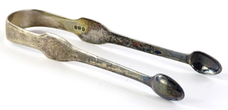 A pair of George III silver sugar tongs, each side of shaped form, London 1805, 1oz.