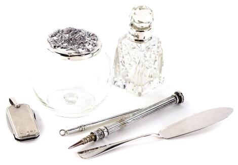 A collection of small silver and silver mounted items, to include an engine turned small pen knife, propelling pencil, a swizzle stick, butter knife, jar and cover etc.