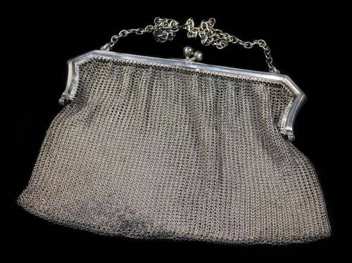 A George V silver evening purse, with orb clasp, chain mail body and link handle, London 1929, 15cm W, 5½oz.
