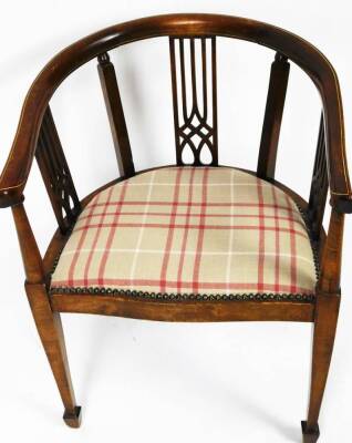 An Edwardian mahogany and boxwood strung tub chair, with partially pierced back, overstuffed seat in checked red and cream material, on square tapering front legs terminating in spade feet, 80cm H. - 2