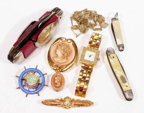 Various jewellery and effects, to include a Great Yarmouth sailing pin badge, two mother of pearl set pen knives, a further pen knife and various jewellery. (a small quantity)