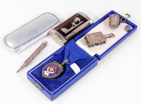 A Leicester and district Butcher's Association Past President silver medal, in fitted case, an early 20thC continental rosewood snuff box with white metal mounts, spectacles case with glasses and three heavily repoussé decorated charms, pencil, bucket, et