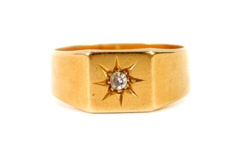 An 18ct gold and diamond gentleman's signet ring, in a star burst setting, size T, 7.1g.