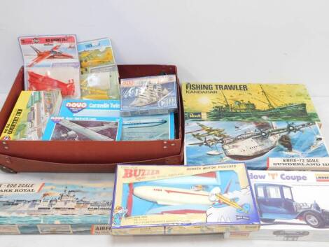 Airfix and other kit models, including an Airfix HMS Ark Royal, Revell Fishing Trawler Kandahar, Airfix Sunderland III Country Inn, and a Novo Caravelle Twin Jet Airliner, all boxed, together with die cast vehicles. (qty)