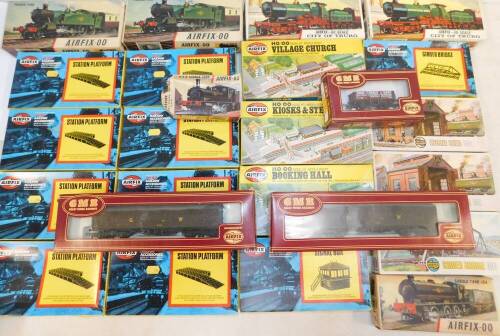 Airfix HO OO model kits, including station platforms, signal box, booking hall, girder bridge, trains and engine sheds, etc, all boxed. (25)