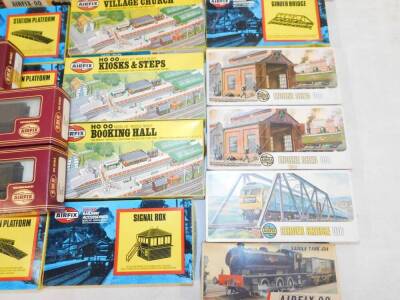 Airfix HO OO model kits, including station platforms, signal box, booking hall, girder bridge, trains and engine sheds, etc, all boxed. (25) - 3