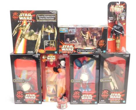 A Hasbro Star Wars Episode 1 Trade Federation Droid Fighters, Qui-Gon Jinn, Mos Espa Encounter, Watto with Data Pad (x2), Queen Amidala, all boxed, together with a Darth Maul Spin Pop Caddy, and an Episode 1 Darth Maul tin. (8)