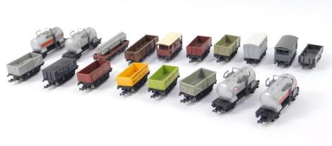 Lima Graham Farish and Peco N gauge wagons. (17)