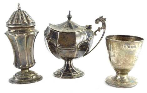 A collection of small silver, to include a part cruet, egg cup, (3), weighable silver 4½oz.