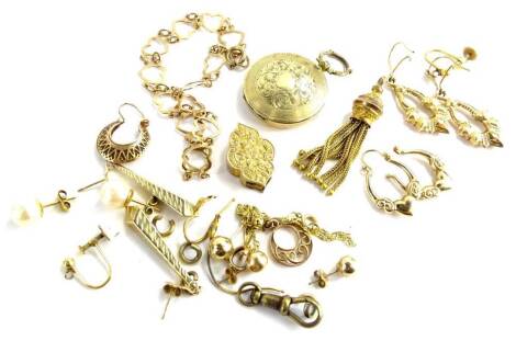 Various assorted loose gold and other items, comprising a 9ct gold florally engraved memorial locket, a gilt metal tassel fob, a pair of cultured pearl earrings, a 9ct gold heart shaped bracelet, various pairs of drop earrings, some (AF), a 9ct gold fine 