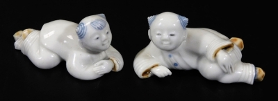 Various Chinese porcelain figures, to include a sage in flowing robes in seated position, 5cm H, various other figures, etc. sparsely decorated. (5) - 6