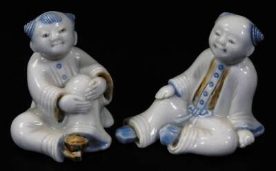 Various Chinese porcelain figures, to include a sage in flowing robes in seated position, 5cm H, various other figures, etc. sparsely decorated. (5) - 9