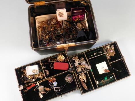 A quantity of jewellery to include silver