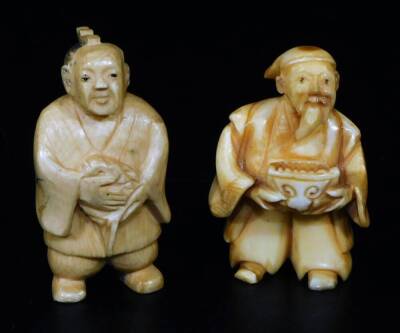 Various Japanese Taisho period netsuke, to include figure of a standing gentleman holding staff, 6cm H, etc. (9) - 2