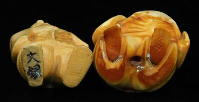 Various Japanese Taisho period netsuke, to include figure of a standing gentleman holding staff, 6cm H, etc. (9) - 4