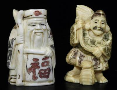 Various Japanese Taisho period netsuke, to include figure of a standing gentleman holding staff, 6cm H, etc. (9) - 14